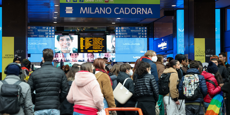 La stazione Cadorna di Milano durante lo sciopero dell'8 marzo del 2022 (LaPresse)