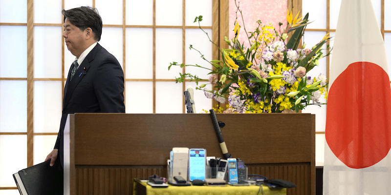 Il ministro degli Esteri giapponese Yoshimasa Hayashi dopo una conferenza stampa a Tokyo, lunedì 6 marzo (AP Photo/ Eugene Hoshiko)