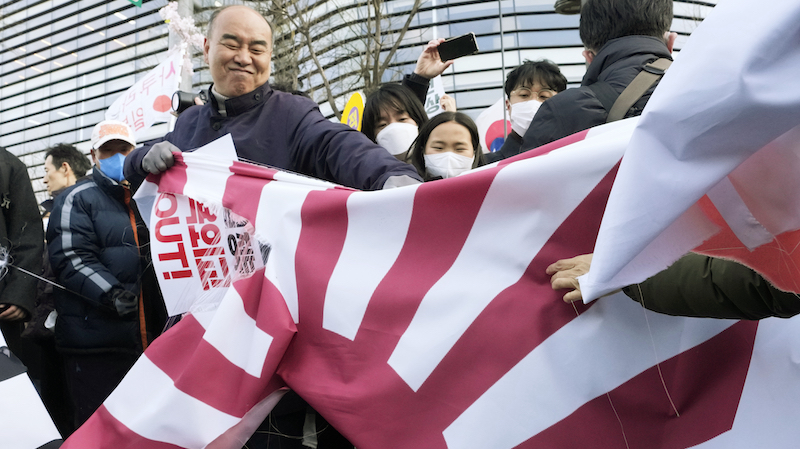 Una manifestazione anti giapponese a Seul (AP Photo/Ahn Young-joon)