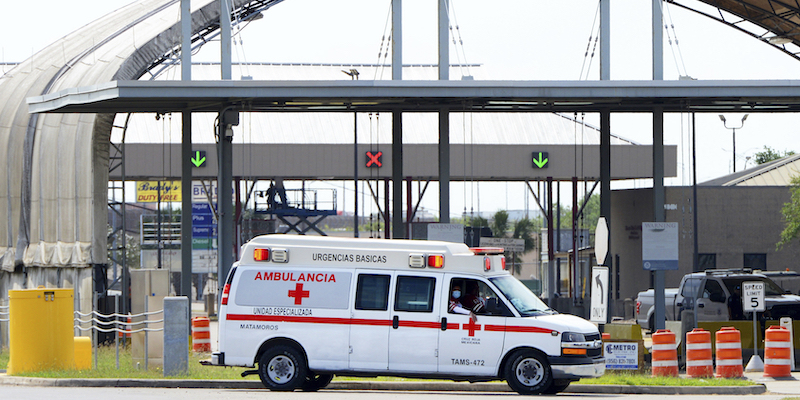 Un'ambulanza alla frontiera di Brownsville-Matamoros (Miguel Roberts/The Brownsville Herald via AP)