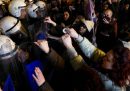 La polizia turca ha arrestato decine di persone che stavano partecipando al corteo organizzato a Istanbul per la Giornata internazionale delle donne