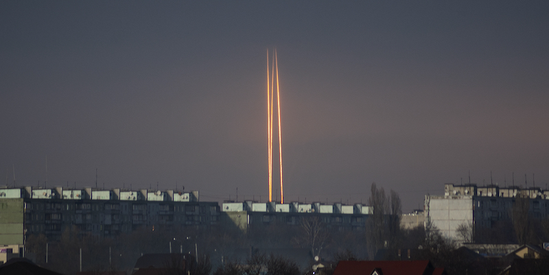 Tre missili russi lanciati su Kharkiv (AP Photo/Vadim Belikov)