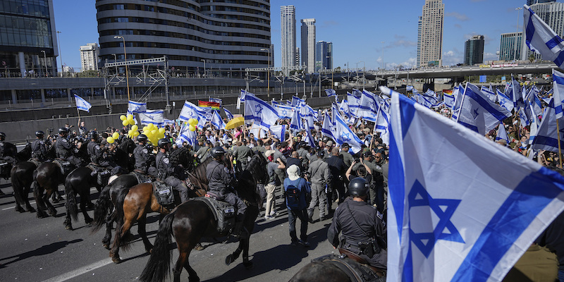La polizia a cavallo cerca di disperdere i manifestanti (AP Photo/Ohad Zwigenberg)