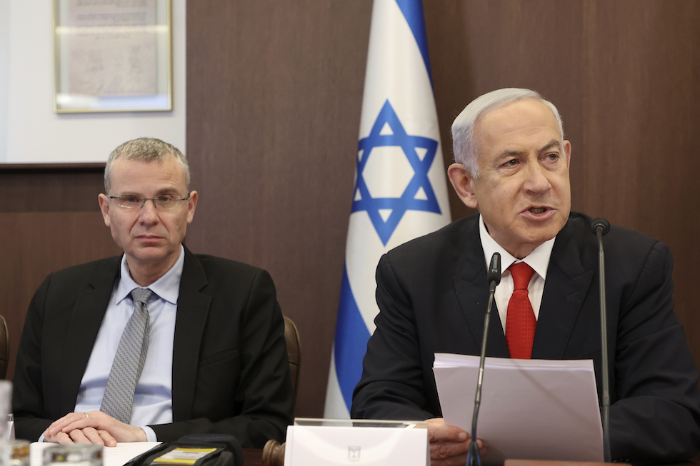 Benjamin Netanyahu, a destra, e il ministro della Giustizia Yariv Levin (Gil Cohen-Magen/Pool via AP)