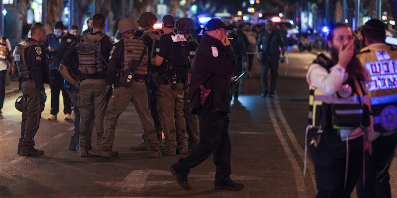 La polizia israeliana poco dopo l'attacco (AP Photo/Oded Balilty)