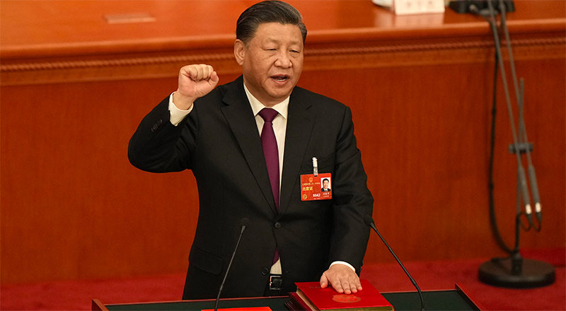 Xi Jinping giura sulla Costituzione per il proprio terzo mandato da presidente della Cina (AP)