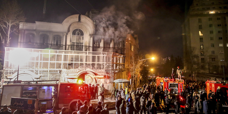 L'incendio dell'ambasciata saudita a Teheran del 2016 (Mohammadreza Nadimi/ISNA via AP)