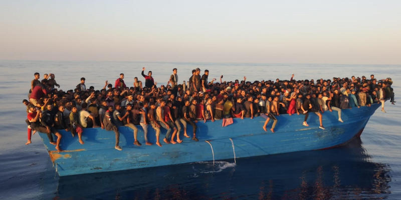 Un peschereccio con a bordo circa 400 migranti arriva a Lampedusa (ANSA / CONCETTA RIZZO)