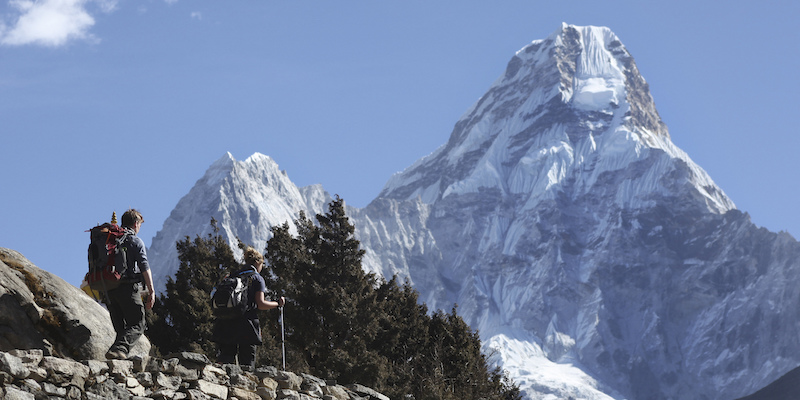 Escursionisti in Nepal, nella zona dell'Everest (AP Photo/Tashi Sherpa)
