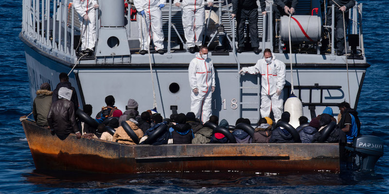 La Guardia di Finanza soccorre un barchino con circa 40 persone a bordo al largo di Lampedusa, 21 febbraio 2023 (Ximena Borrazas/SOPA Images via ZUMA Press Wire)