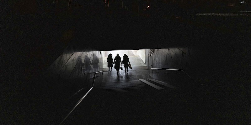 Donne escono dalla metro a Kharkiv, in Ucraina (AP Photo/Evgeniy Maloletka)