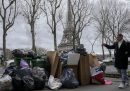 Lo sciopero dei netturbini ha riempito Parigi di rifiuti