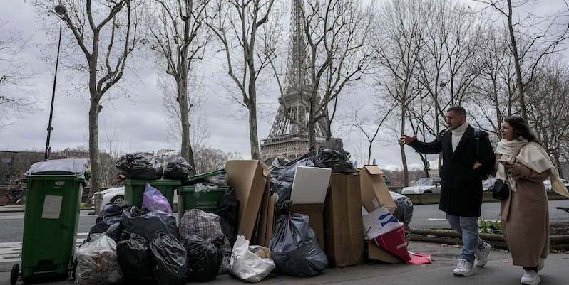 Cumuli di spazzatura vicino alla Torre Eiffel (AP Photo/Michel Euler, File)