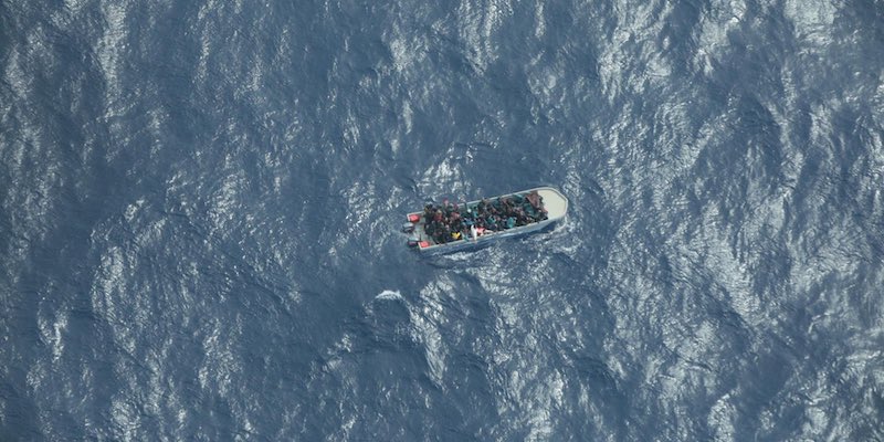 La barca con a bordo le 47 persone migranti avvistata da Seabird (Sea-Watch via Twitter)