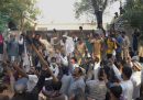 In Pakistan i sostenitori dell'ex primo ministro Imran Khan si sono scontrati con la polizia per impedirne l'arresto
