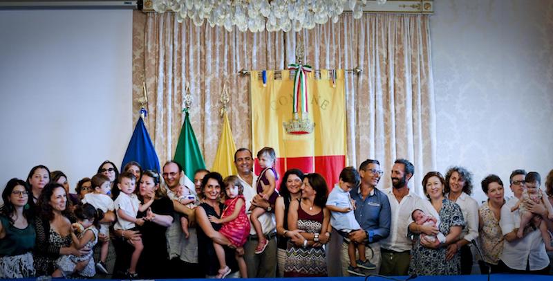 Il sindaco di Napoli Luigi de Magistris in occasione della registrazione dei nomi di entrambi i genitori negli atti di nascita delle figlie e dei figli di famiglie omogenitoriali, nel 2018
(ANSA / CIRO FUSCO)