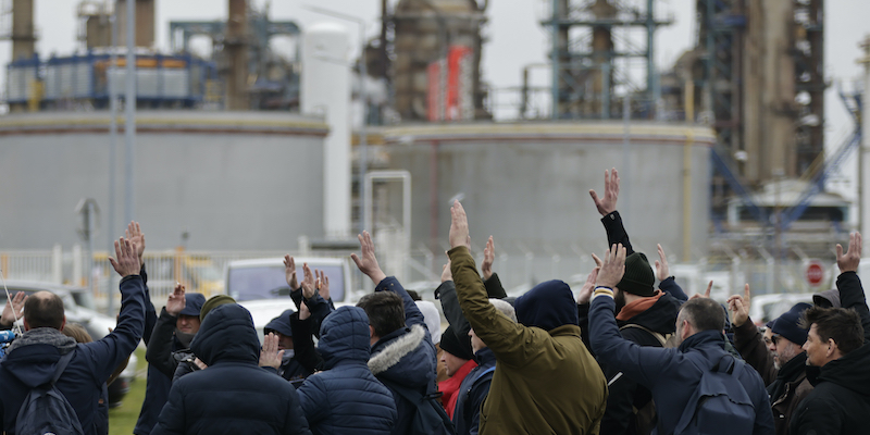 I lavoratori delle raffinerie durante una protesta a Parigi, lo scorso 10 marzo (AP Photo/Jeremias Gonzalez)