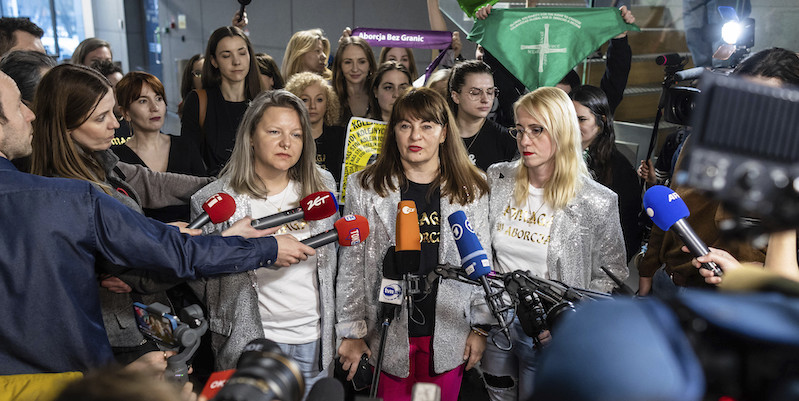 Justyna Wydrzyńska, al centro, mentre parla con giornalisti e giornaliste dopo la lettura della sua sentenza di condanna, Varsavia, 14 marzo 2023 (AP Photo)