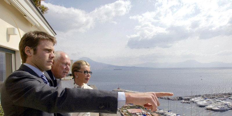 I Savoia si affacciano sul balcone della suite dell'Hotel Vesuvio a Napoli dopo il rientro in Italia (LaPresse)