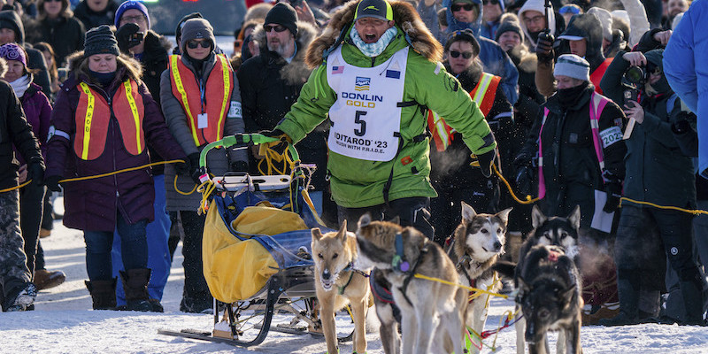 Ryan Redington al traguardo dell'Iditarod (Loren Holmes/Anchorage Daily News via AP)