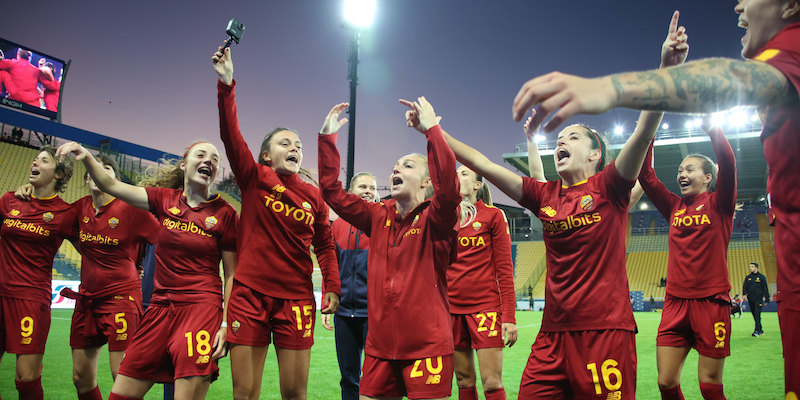 La Roma femminile festeggia la vittoria dell'ultima Supercoppa (Michele Nucci/LaPresse)