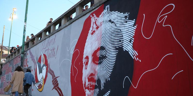 Un murale dedicato a Dax, a Milano
(ANSA / MATTEO BAZZI)
