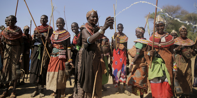 Donne di etnia Samburu durante una cerimonia con balli e canti in attesa della pioggia, il 13 ottobre 2022, in Kenya (AP Photo/Brian Inganga, LaPresse)