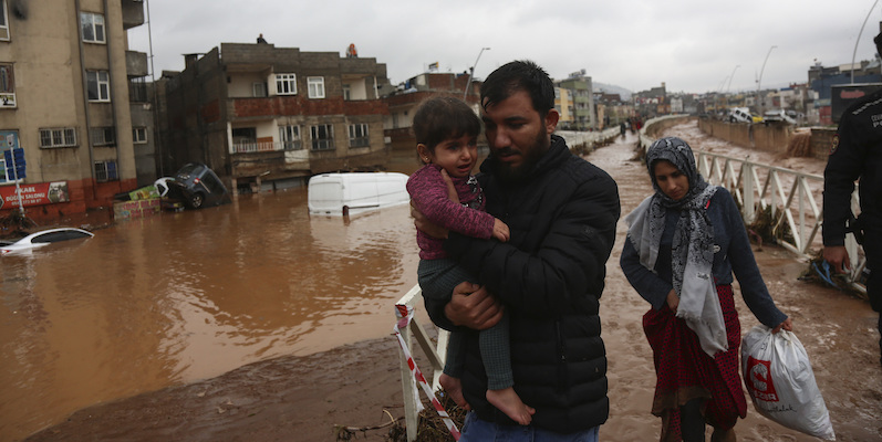 Le inondazioni che hanno colpito Sanliurfa (Hakan Akgun/DIA via AP)