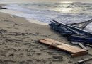 Sono stati trovati i corpi di altre 5 persone morte nel naufragio a Cutro, tra cui quelli di un bambino e di una bambina