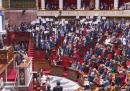 I parlamentari dell'opposizione francese che cantano la Marsigliese contro la riforma delle pensioni