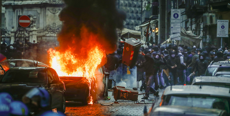 Tifosi dell'Eintracht Francoforte danno fuoco a un'auto nel centro di Napoli (AP Photo/Salvatore Laporta)