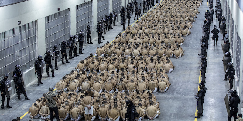 Altre 2mila persone accusate di far parte di bande criminali sono state trasferite nella nuova ed enorme prigione di El Salvador