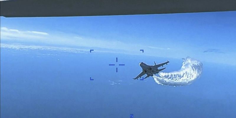 Un fotogramma del video, con l'aereo russo che rilascia carburante (US Department of Defense via AP)