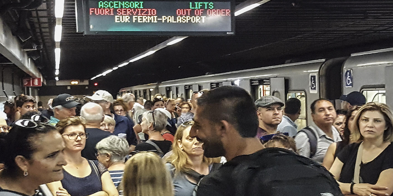 Passeggeri a piedi per un guasto alla stazione di Termini sulla Linea B, Roma, 13 settembre 2019 (ANSA/FABIO FRUSTACI)