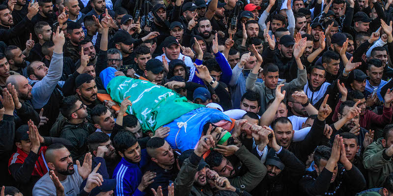 Il corpo di una delle persone uccise sorretto da un gruppo di palestinesi (Nasser Ishtayeh/SOPA Images via ZUMA Press Wir via ANSA)