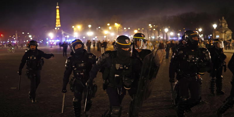 Forze di polizia per le strade di Parigi (EPA/YOAN VALAT)
