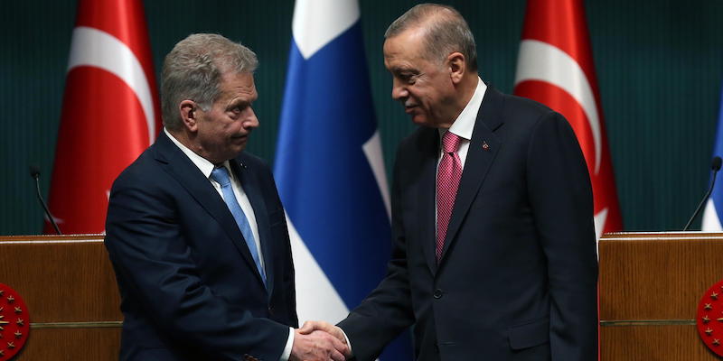 Il presidente finlandese Sauli Niinisto e quello turco Recep Tayyip Erdogan (EPA/NECATI SAVAS)
