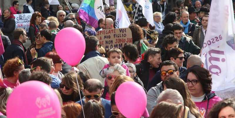 La manifestazione per il riconoscimento delle famiglie non tradizionali, a Milano