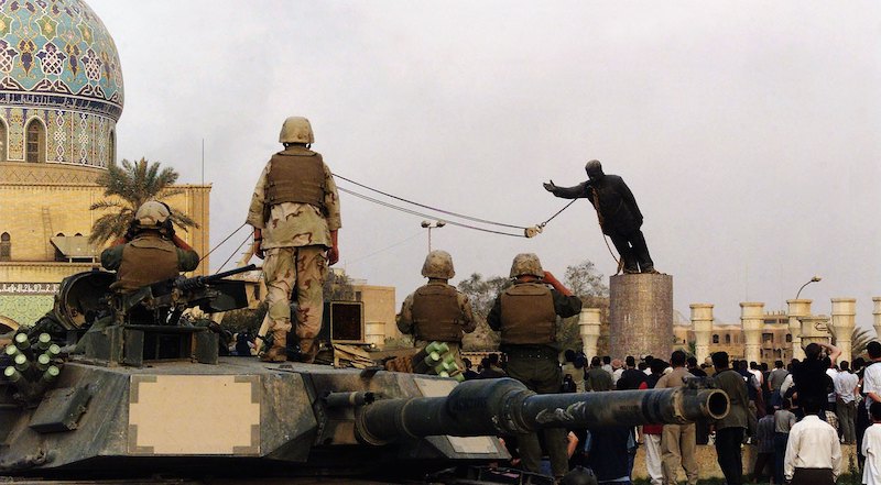 La rimozione di una statua di Saddam Hussein a Baghdad nell'aprile del 2003 (Wathiq Khuzaie /Getty Images)