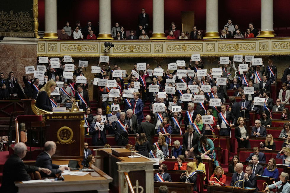 La protesta contro il governo alla Camera francese di parte delle opposizioni (AP Photo/Lewis Joly)
