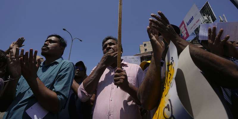 Persone durante una protesta antigovernativa a Colombo lo scorso 22 febbraio (AP Photo/ Eranga Jayawardena)