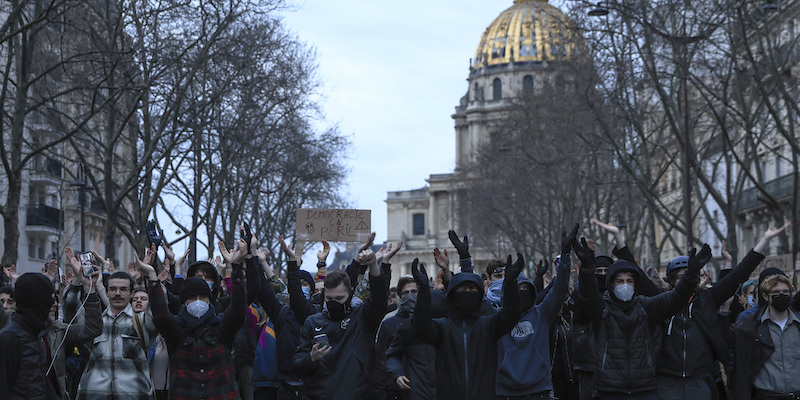 Un momento delle proteste di lunedì a Parigi (AP Photo/Lewis Joly)
