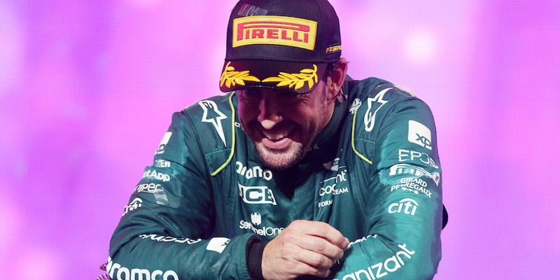 Fernando Alonso sul podio del Gran Premio d'Arabia Saudita (Lars Baron/Getty Images)