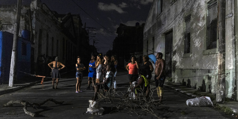 Residenti cubani alle prese con un blackout nello scorso autunno (AP Photo/Ramon Espinosa)