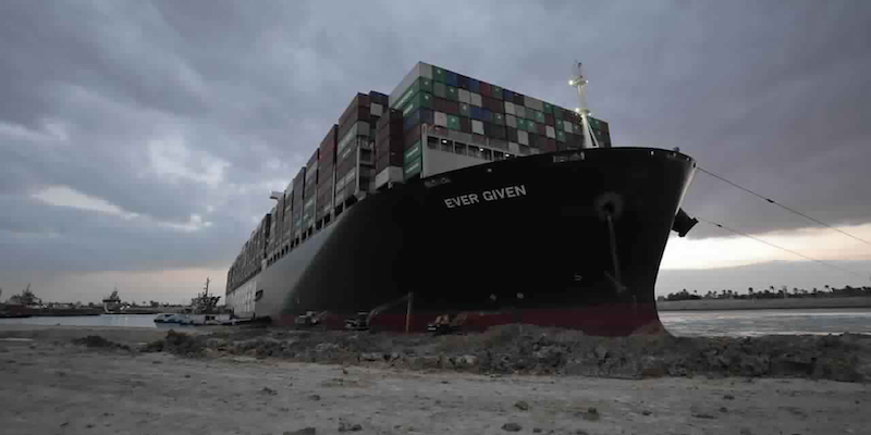 I lavori per liberare la nave il 28 marzo 2021 (Suez Canal Authority via AP)
