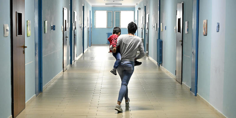 Una madre detenuta con suo figlio nell'Istituto a Custodia Attenuata per Madri (ICAM) di Lauro, ad Avellino (ANSA/ALESSANDRO DI MEO)