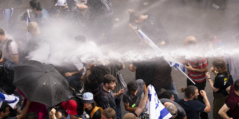 La polizia usa cannoni d'acqua per disperdere i manifestanti in Israele (AP Photo/Oded Balilty)