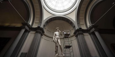 La storia della preside costretta a dimettersi per aver mostrato foto del David di Michelangelo