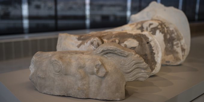 Il Vaticano ha restituito alla Grecia tre frammenti del Partenone