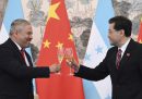 Il ministro degli Esteri di Honduras Eduardo Enrique Reina García e quello cinese brindano durante l'incontro di domenica a Pechino